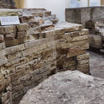 Base di una delle due torri (poligonali), foto di Romano Magrone