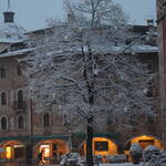 Immagine esterna della Casa Cazuffi-Rella con neve