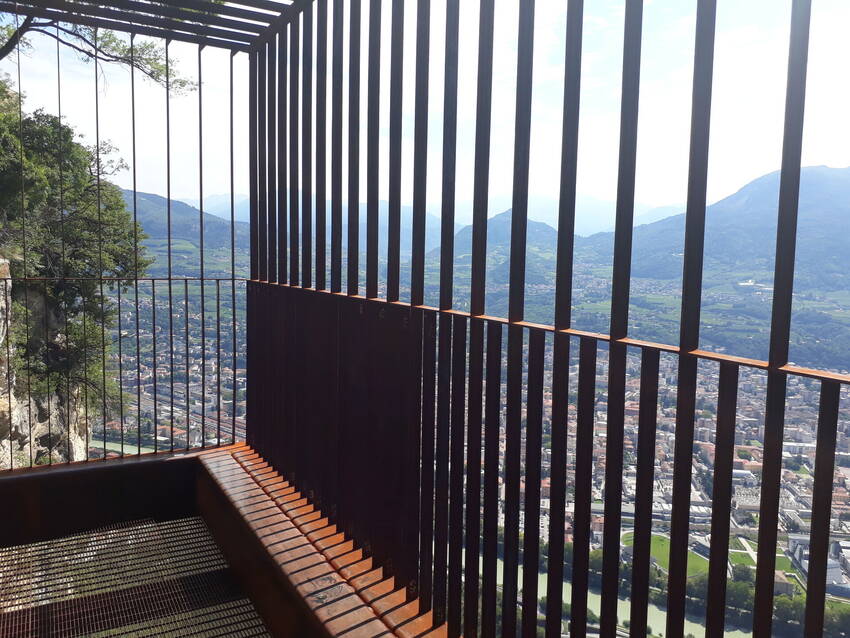 Particolare della terrazza e vista sulla città di Trento