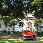 area attrezzata con sabbiera scivoli, casetta, tunnel, giochi a molla, tavoli e panchine